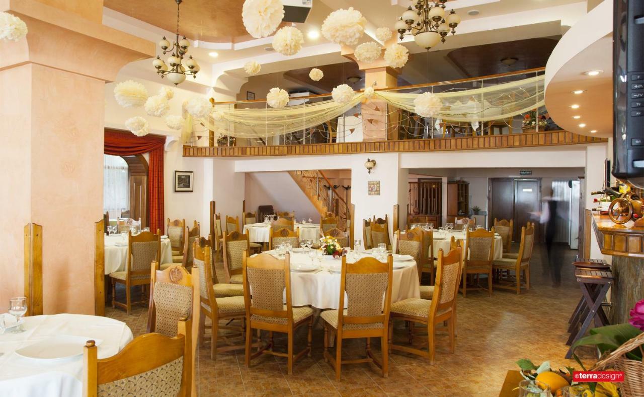Hotel Cosmos 坎普朗莫道尼斯 外观 照片