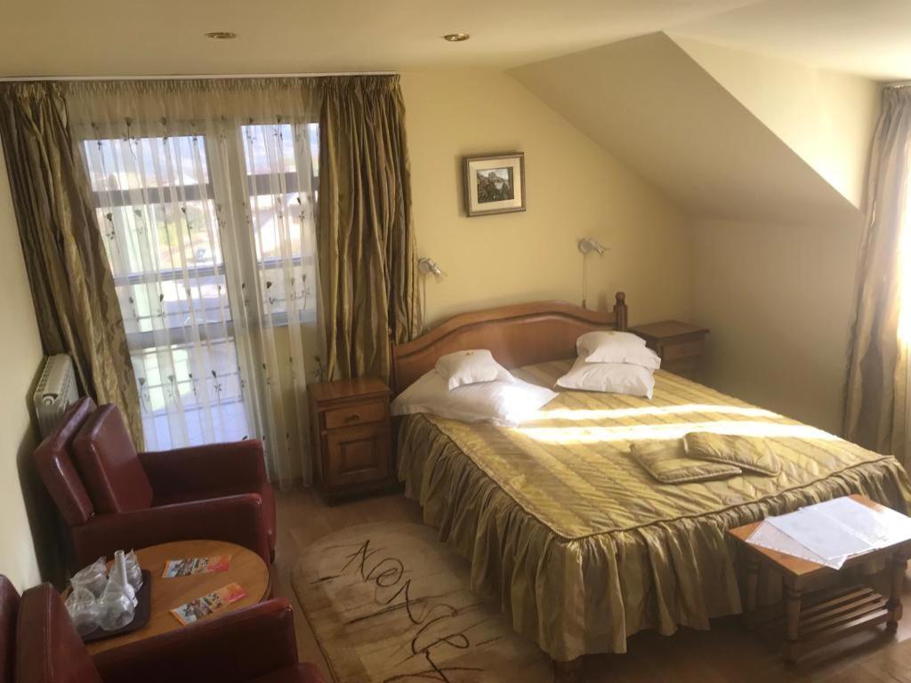 Hotel Cosmos 坎普朗莫道尼斯 外观 照片