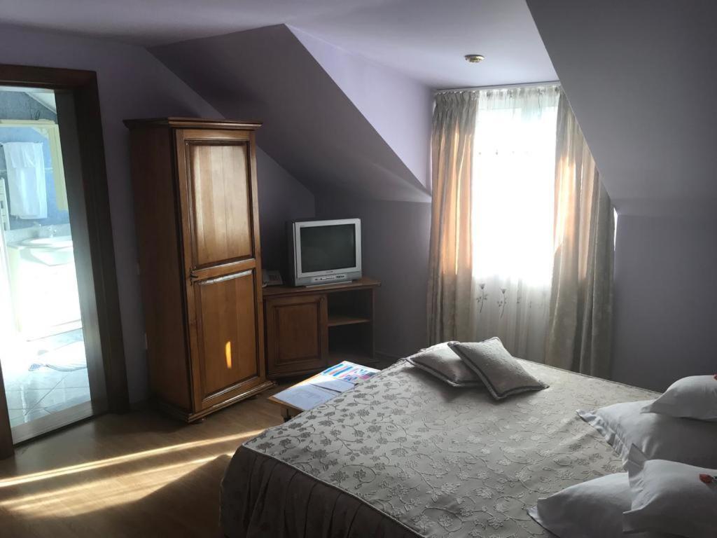 Hotel Cosmos 坎普朗莫道尼斯 外观 照片