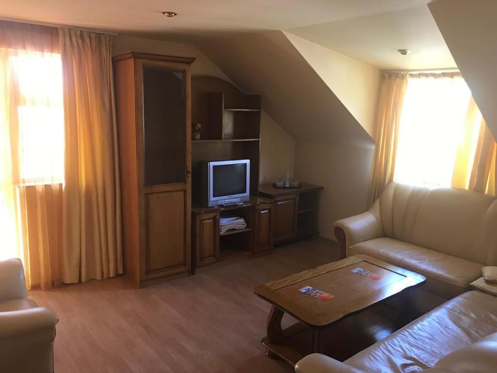 Hotel Cosmos 坎普朗莫道尼斯 外观 照片